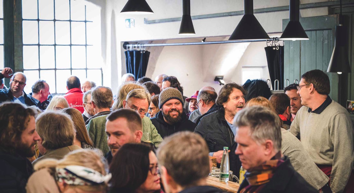 Menschen treffen sich in der Rostscheune Bamberg, einem Projekt der STADTBAU GMBH BAMBERG