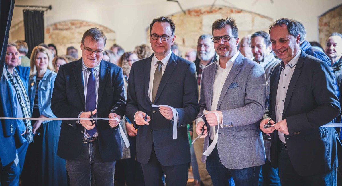 Oberbürgermeister Andreas Starke, Veit Bergmann Geschäftsführer der STADTBAU GMBH BAMBERG, Dr. Christian Lange 2. Bürgermeister und Benedikt Dümig 1. Vorsitzende der IG Aktive Mitte eröffnen die Rostscheune Bamberg