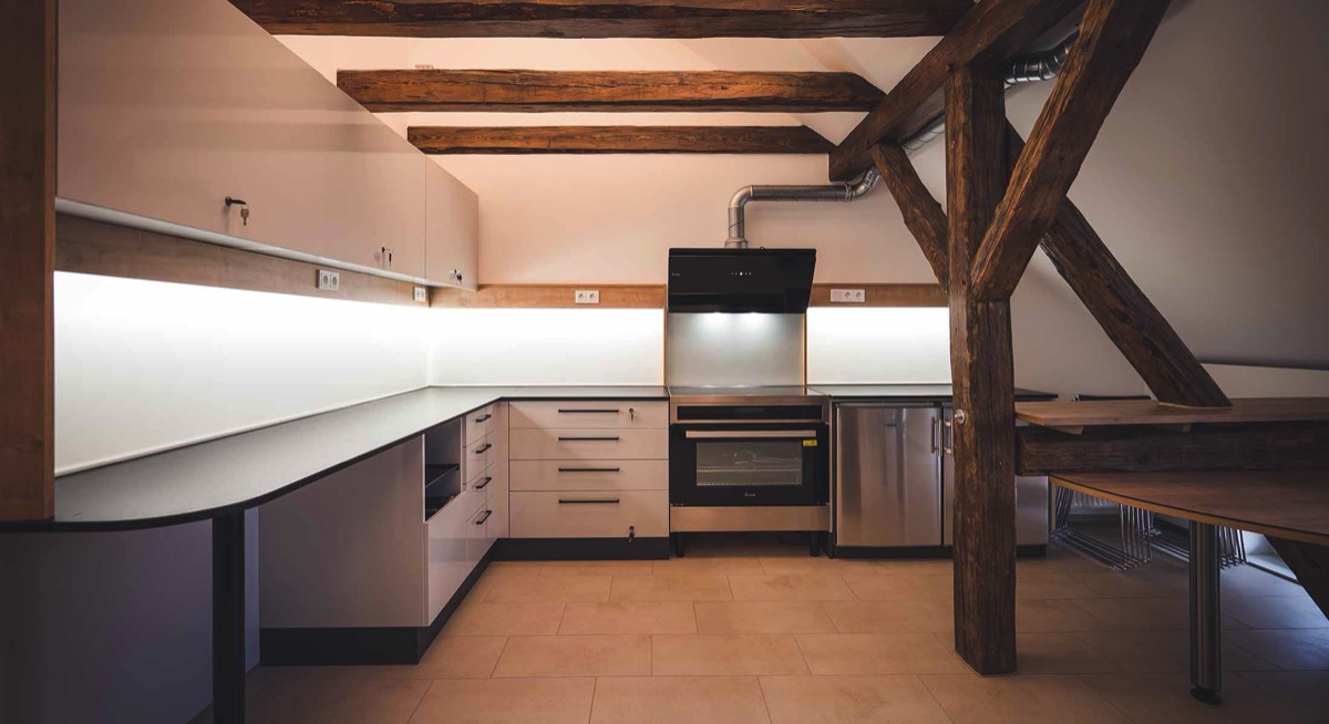 geräumige Küche der Rostscheune Bamberg, einem Projekt der STADTBAU GMBH BAMBERG