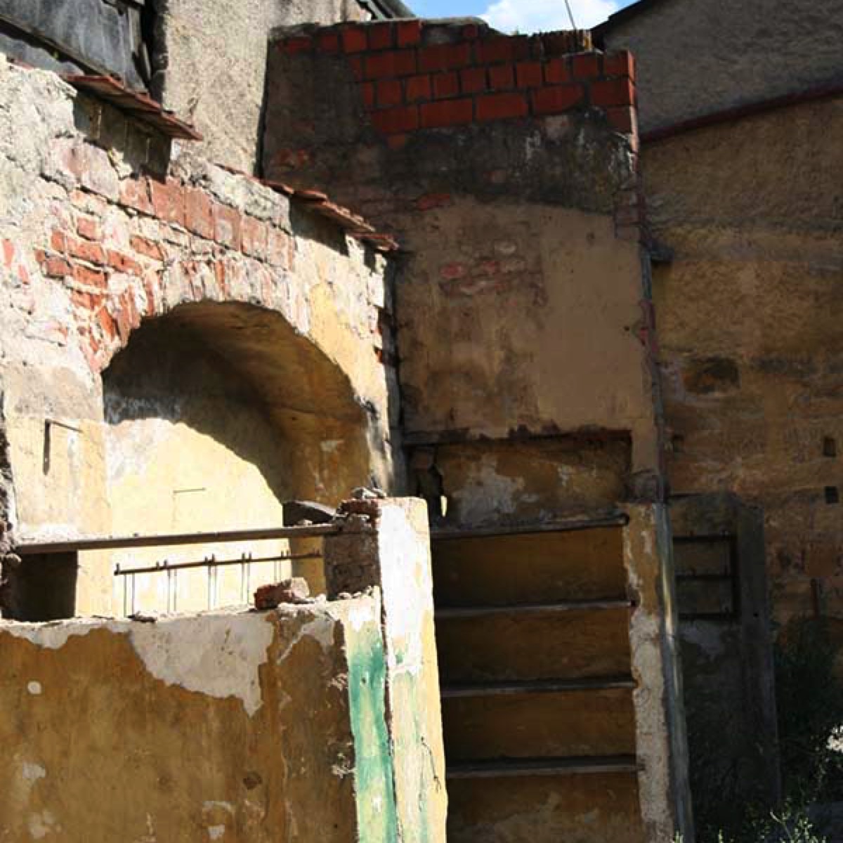 Zustand des Mauerwerks der Rostscheune vor der Renovierung
