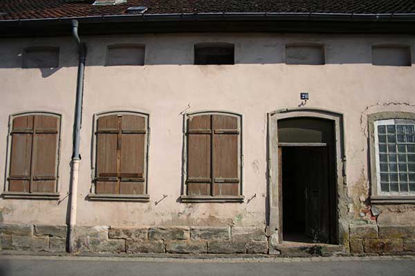 Ansicht der Fassade der Rostscheune vor der Renovierung