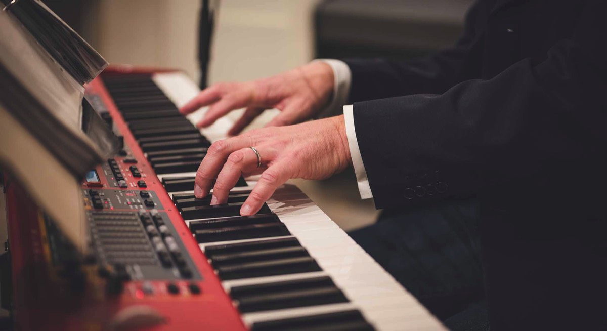 EIn Klavier wartet auf Musizierende in der Rostscheune Bamberg, einem Projekt der STADTBAU GMBH BAMBERG